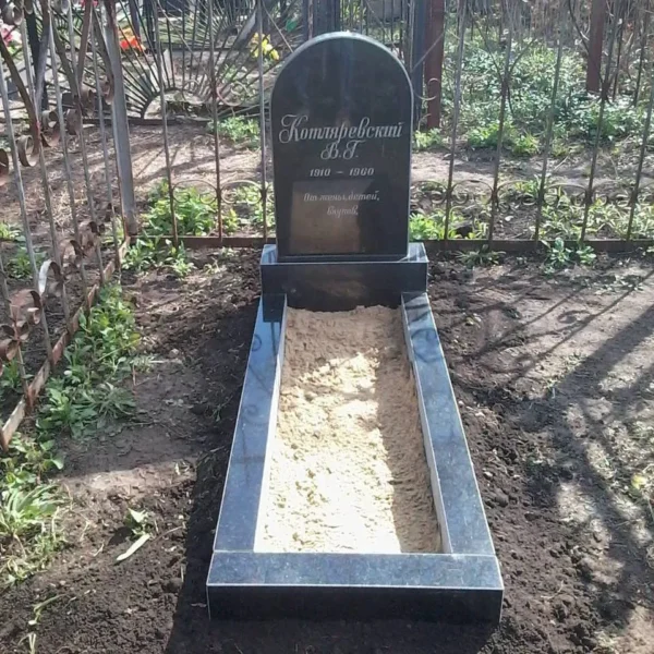 одиночний пам'ятник з граніту